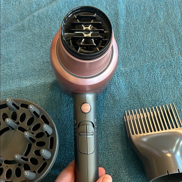 Wavytalk Professional 1875W Rose Gold Hair Dryer with Attachments - Picture 4 of 6